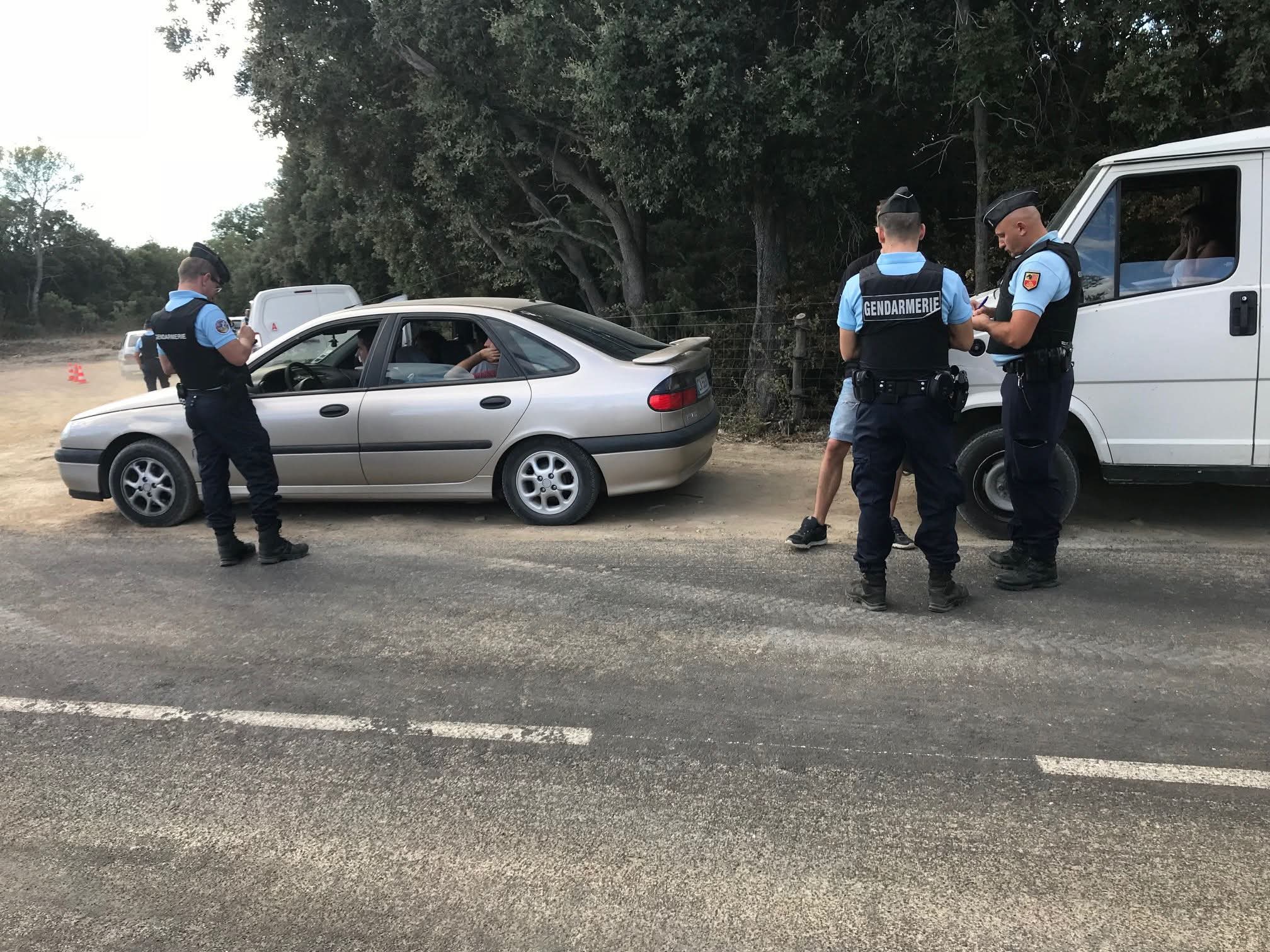 CLARET : Une rave party illégale rassemble près de 2 000 « teufeurs » sur le Causse, la D17E6 totalement saturée.